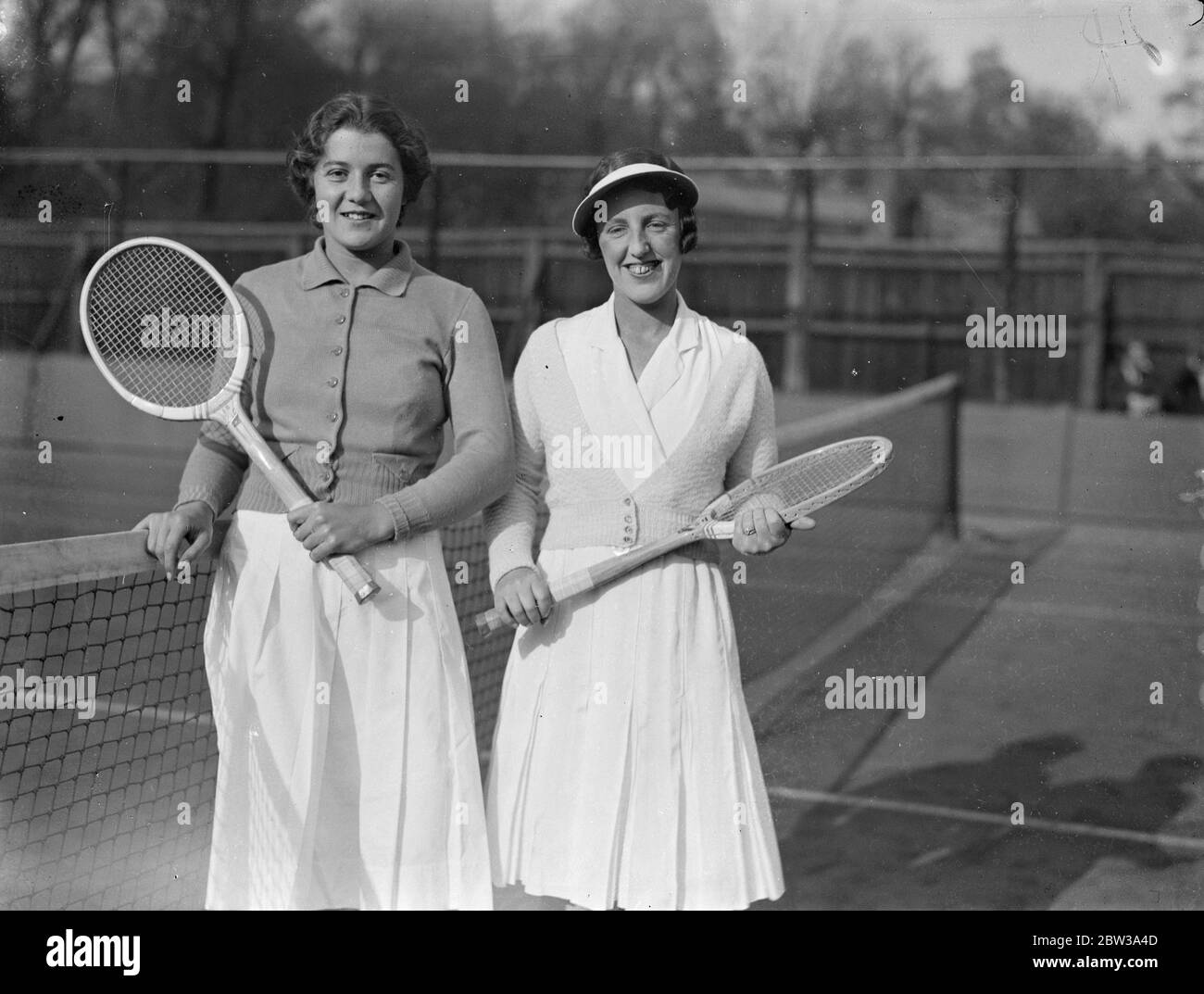 Finaliste au Melbury club de tennis . Mme Peggy Scriven et Mme M R King ont atteint la finale du tournoi de tennis du club de Melbury à Kensington . Photo Shoes , Mlle Peggy Scriven , ( à gauche ) et Mme M R King les deux finalistes . 20 avril 1934 Banque D'Images