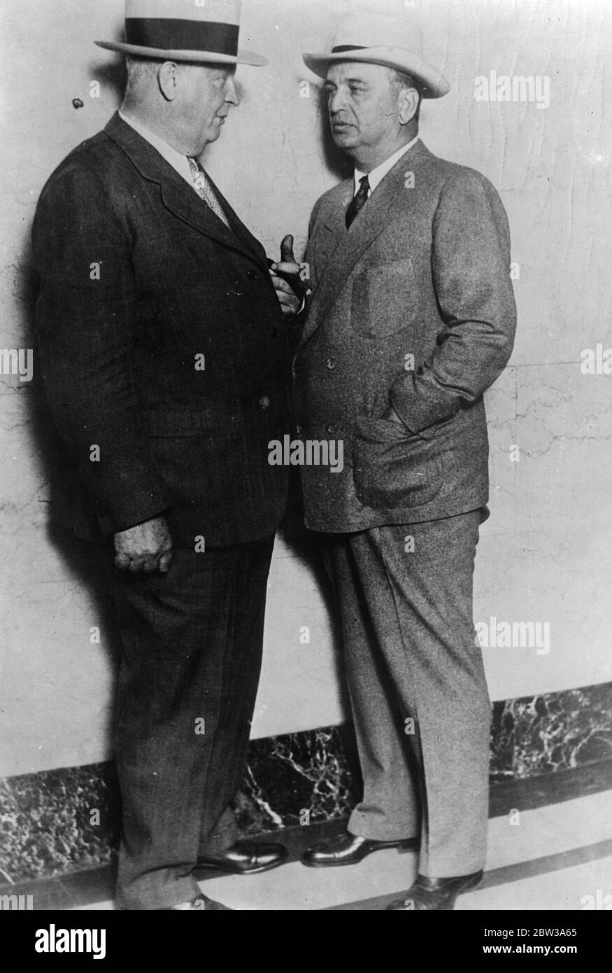 Le patron politique arrêté à Chicago , suspect allié de John McLaughlin . L'une des évolutions les plus sensationnelles de la guerre contre John Dillinger , l' ennemi public numéro 1 de l' Amérique , a été l' arrestation à Chicago de John J , ( Boss ) McLaughlin , ancien patron politique et suspect allié de Dillinger . Il est accusé de conspiration dans l'enlèvement d'Edward G Bremer , le riche brasseur St Paul , qui a été ransomé pour £ 40 , 000 . ' vous rêvez ' McLaughlin a dit à la police quand ils l'ont arrêté et son fils de 17 ans John . La police croit que derrière McLaughlin se trouve Dillinger et son gang Banque D'Images Le patron politique arrêté à Chicago , suspect allié de John McLaughlin . L'une des évolutions les plus sensationnelles de la guerre contre John Dillinger , l' ennemi public numéro 1 de l' Amérique , a été l' arrestation à Chicago de John J , ( Boss ) McLaughlin , ancien patron politique et suspect allié de Dillinger . Il est accusé de conspiration dans l'enlèvement d'Edward G Bremer , le riche brasseur St Paul , qui a été ransomé pour £ 40 , 000 . ' vous rêvez ' McLaughlin a dit à la police quand ils l'ont arrêté et son fils de 17 ans John . La police croit que derrière McLaughlin se trouve Dillinger et son gang Banque D'Images