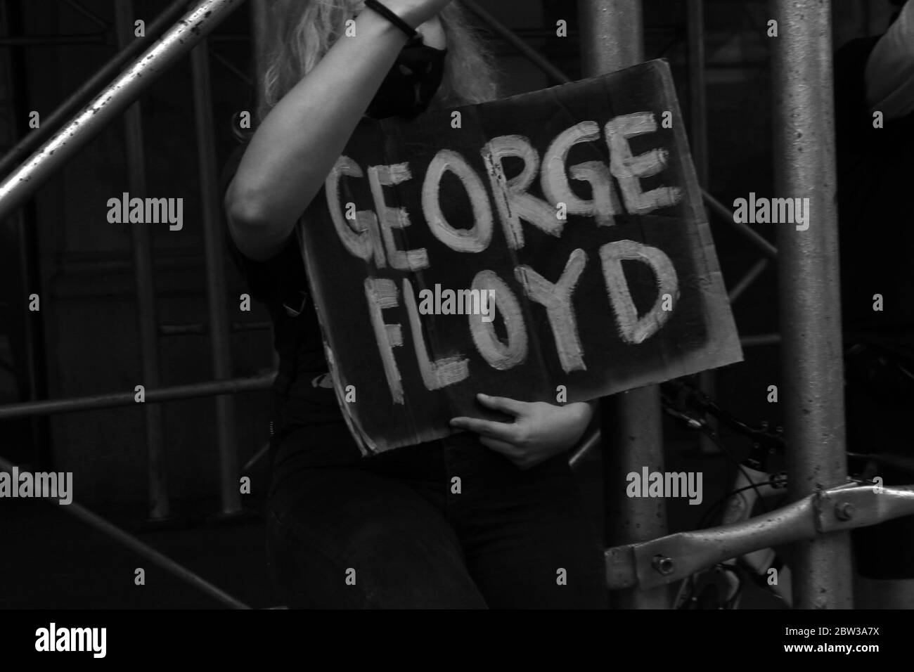 New York, NY, États-Unis. 28 mai 2020. Les résidents de New York protestent contre le décès de la victime de la police du Minnesota George Floyd, qui est décédée sous garde à vue du département de police du Minnesota. Dans la vidéo virale partagée en ligne, il est mis sur pied par des officiers avec un genou sur son cou. Les manifestants ont commencé à Union Square, puis se sont croisés dans le bas-ouest de Manhattan le 28 mai 2020 à New York. Crédit : Mpi43/Media Punch/Alay Live News Banque D'Images