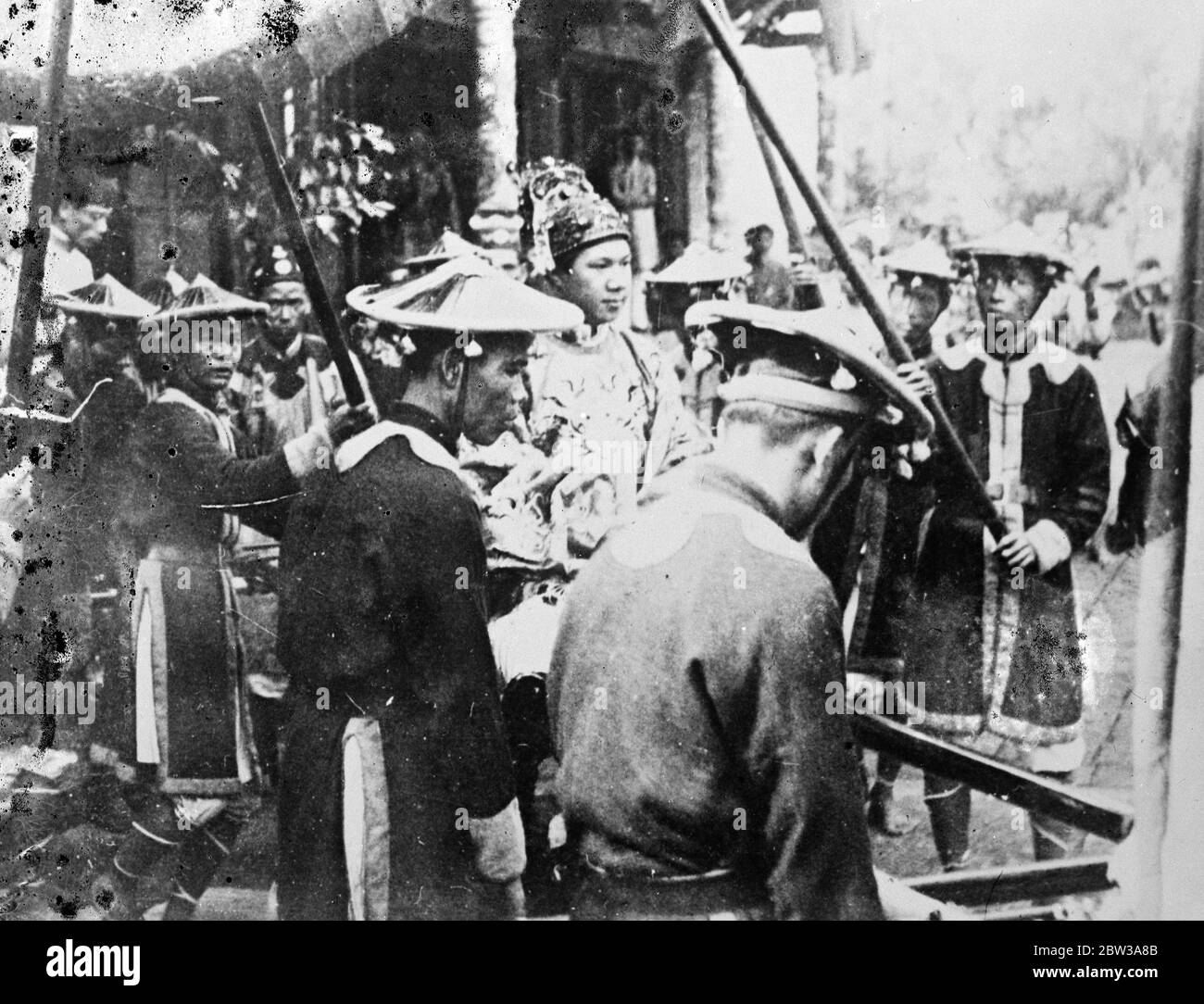Avec la pompe antique et cérémonielle Bao Dai , empereur d'Annam , Indo Chine française , a été marié à Nguhen Hue Hao . le mariage a été célébré avec une grande joie par les sujets de l'empereur . Photos , Empereur Bao Dai arrivant pour la cérémonie du mariage . 16 avril 1934 Banque D'Images