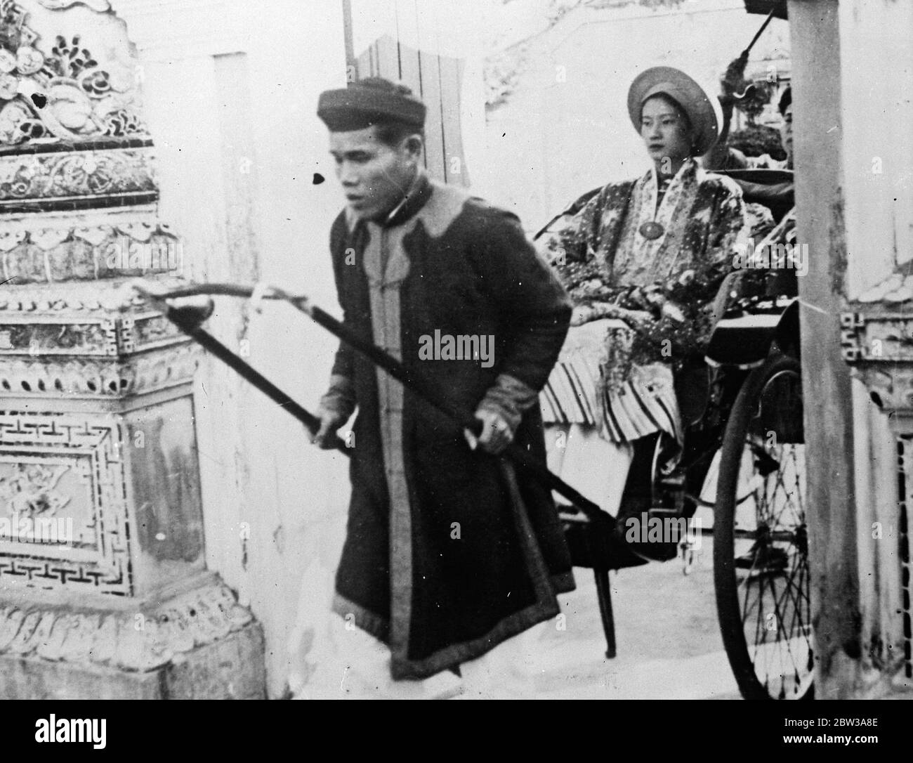 Avec la pompe antique et cérémonielle Bao Dai , empereur d'Annam , Indo Chine française , a été marié à Nguhen Hue Hao . le mariage a été célébré avec une grande joie par les sujets de l'empereur . Photos , la mariée arrivant pour la cérémonie de mariage dans un pousse-pousse . 16 avril 1934 Banque D'Images