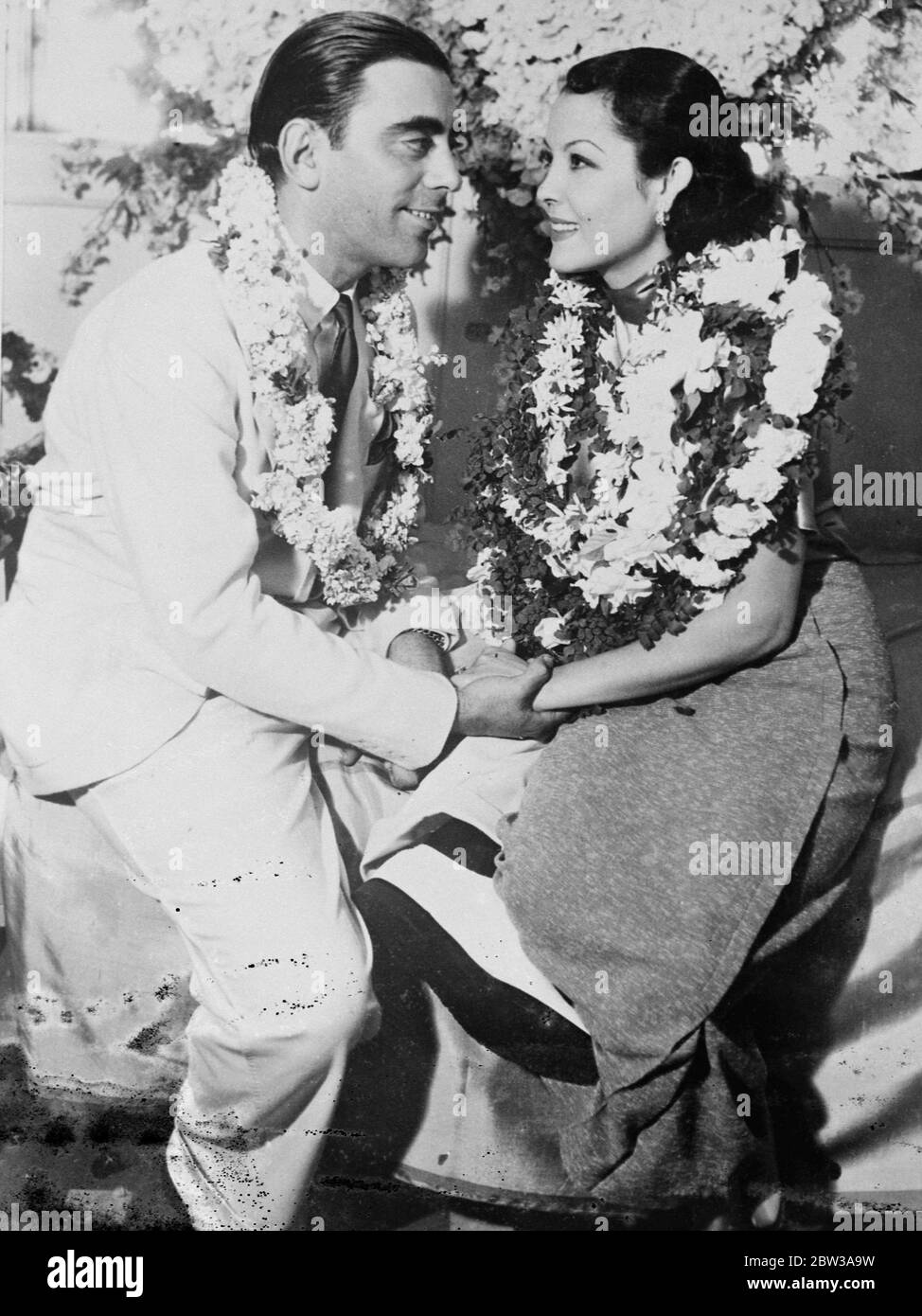 Raquel Torres s'est marié à Stephen Ames à bord d'un paquebot . Raquel Torres , l'actrice d'écran mexicaine , et Stephen Ames , ancien mari d'Adrienne Ames , se sont mariés à bord du paquebot Lurline dans le port de Los Angeles . Après la cérémonie, le couple a navigué à bord du même navire pour une lune de miel à Honolulu . Photos , Raquel Torres et Stephen Ames après leur mariage . 2 mai 1934 Banque D'Images