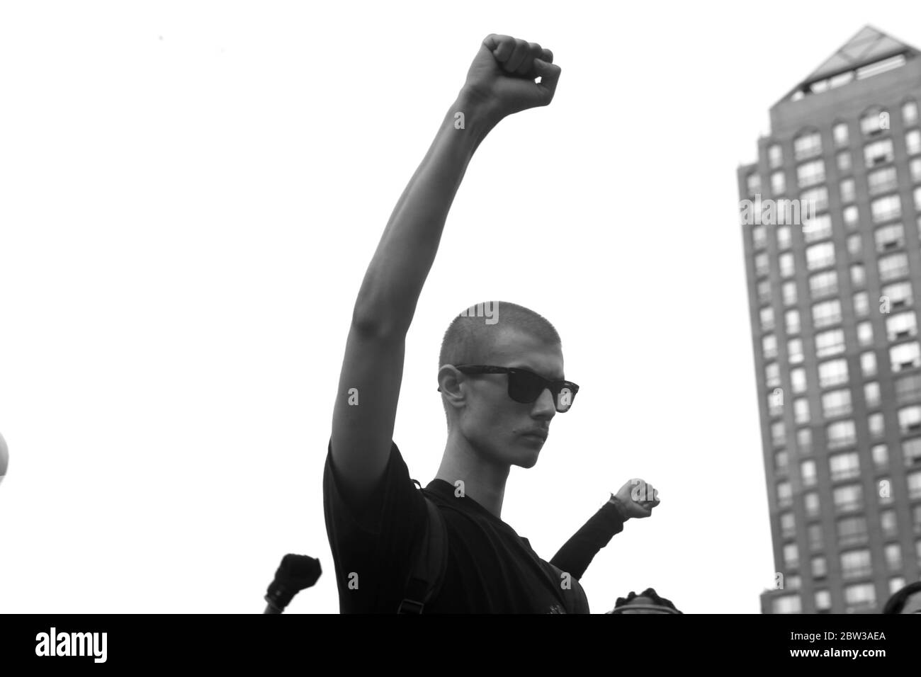 New York, NY, États-Unis. 28 mai 2020. Les résidents de New York protestent contre le décès de la victime de la police du Minnesota George Floyd, qui est décédée sous garde à vue du département de police du Minnesota. Dans la vidéo virale partagée en ligne, il est mis sur pied par des officiers avec un genou sur son cou. Les manifestants ont commencé à Union Square, puis se sont croisés dans le bas-ouest de Manhattan le 28 mai 2020 à New York. Crédit : Mpi43/Media Punch/Alay Live News Banque D'Images