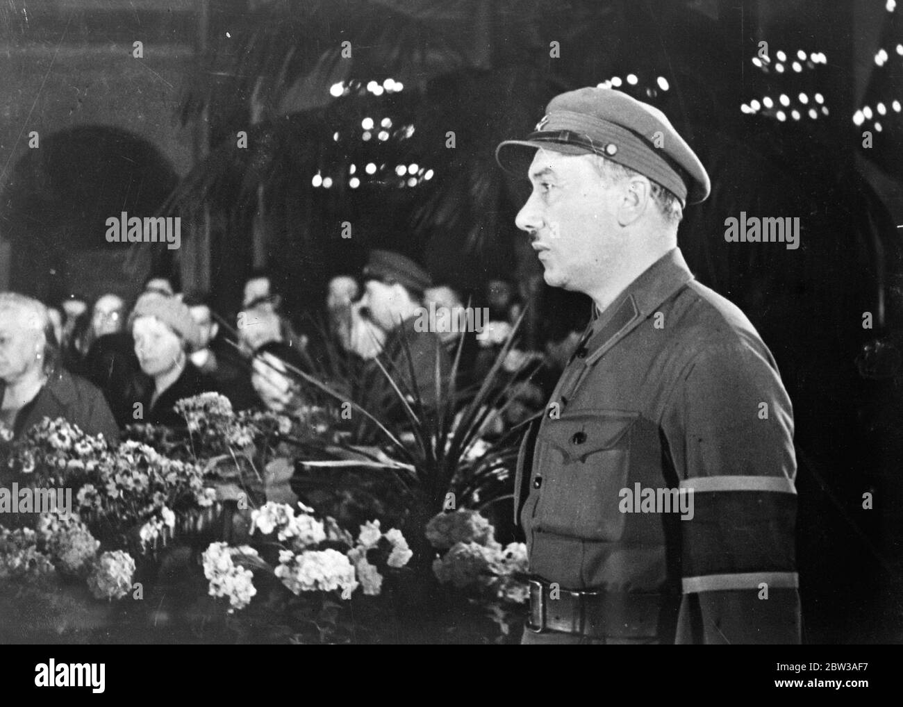 Yagoda , nouveau chef de l'OGPU , pleure son chef mort . Photos , G G Yagoda , le nouveau chef de l'OGPU , la police secrète russe , debout en hommage silencieux comme cérémonie spéciale , tenue à la Maison des syndicats de Trace , Moscou , après la mort de Mejinsky , l'ancien chef , qu'il succède . 17 mai 1934 . Banque D'Images