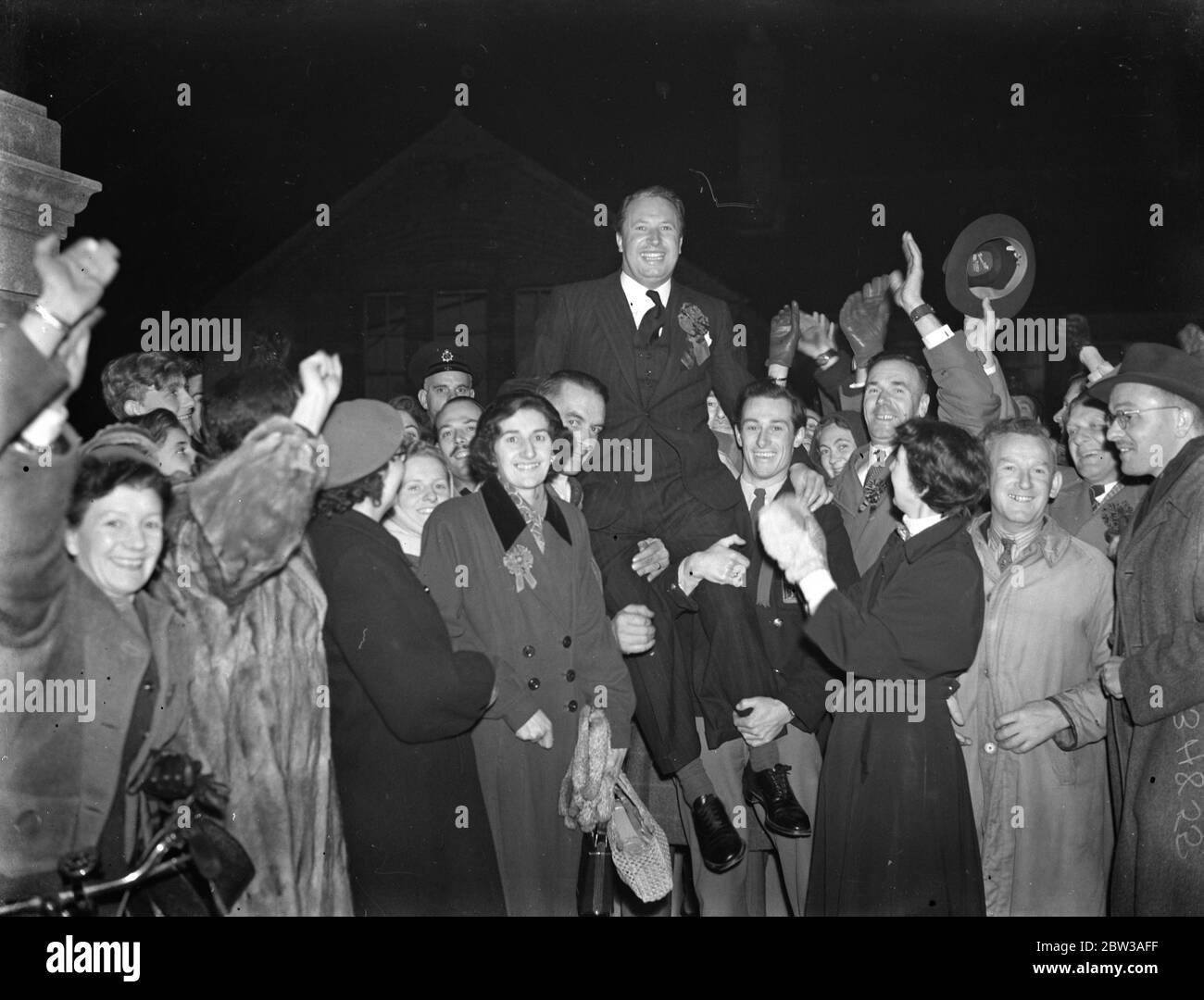 Ted Heath est hissé sur les épaules d'une foule ageuse d'hommes et de femmes Banque D'Images