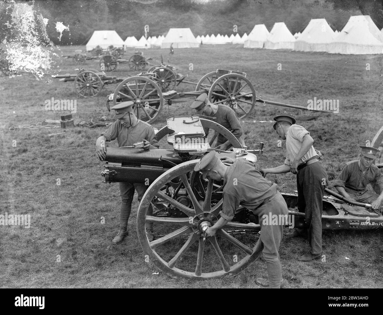 L'armée organise des manoeuvres à grande échelle sur la plaine de Salisbury . La 23e Brigade de campagne Artillerie royale est retournée au camp après une attaque contre les troupes de l'Ouest sous le commandement du Brigadier W Green . Ils sont sous le commandement du brigadier A F Brooke , qui contrôle les troupes de l'Eastland . Dès leur retour , les soldats de la 23e Brigade de campagne ont nettoyé le camp et les armements . Photo montre des soldats de la 28e Brigade de campagne Artillerie royale nettoyant un fusil . 12 septembre 1934 Banque D'Images