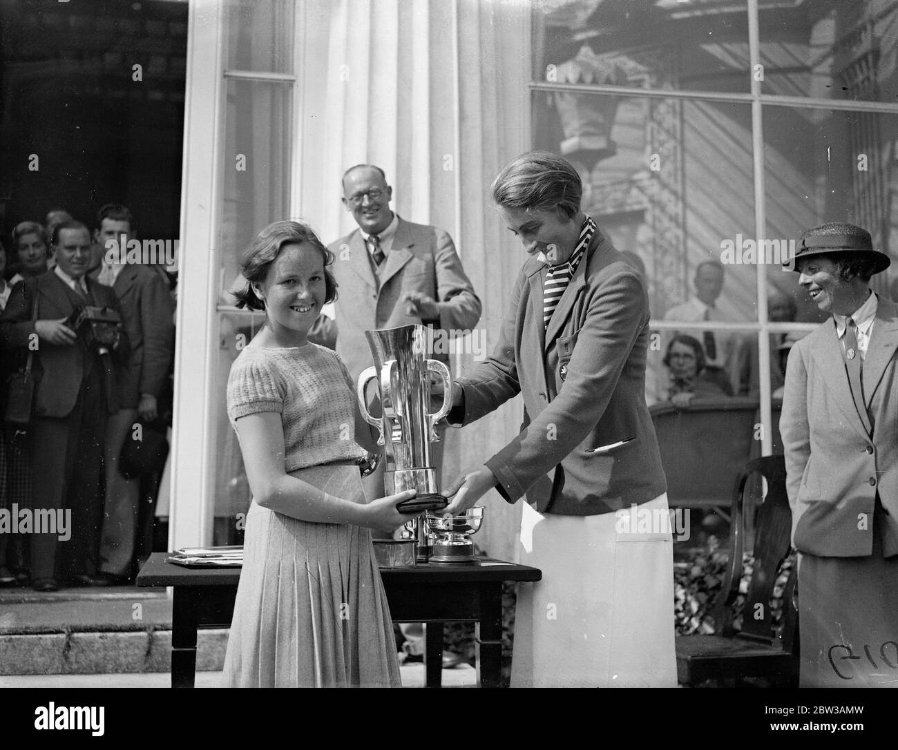 fille de 13 ans champion de golf . Petite Nancy Jupp fille Wonder de 13 ans recevant la coupe de Miss Enid Wilson . 14 septembre 1934 Banque D'Images