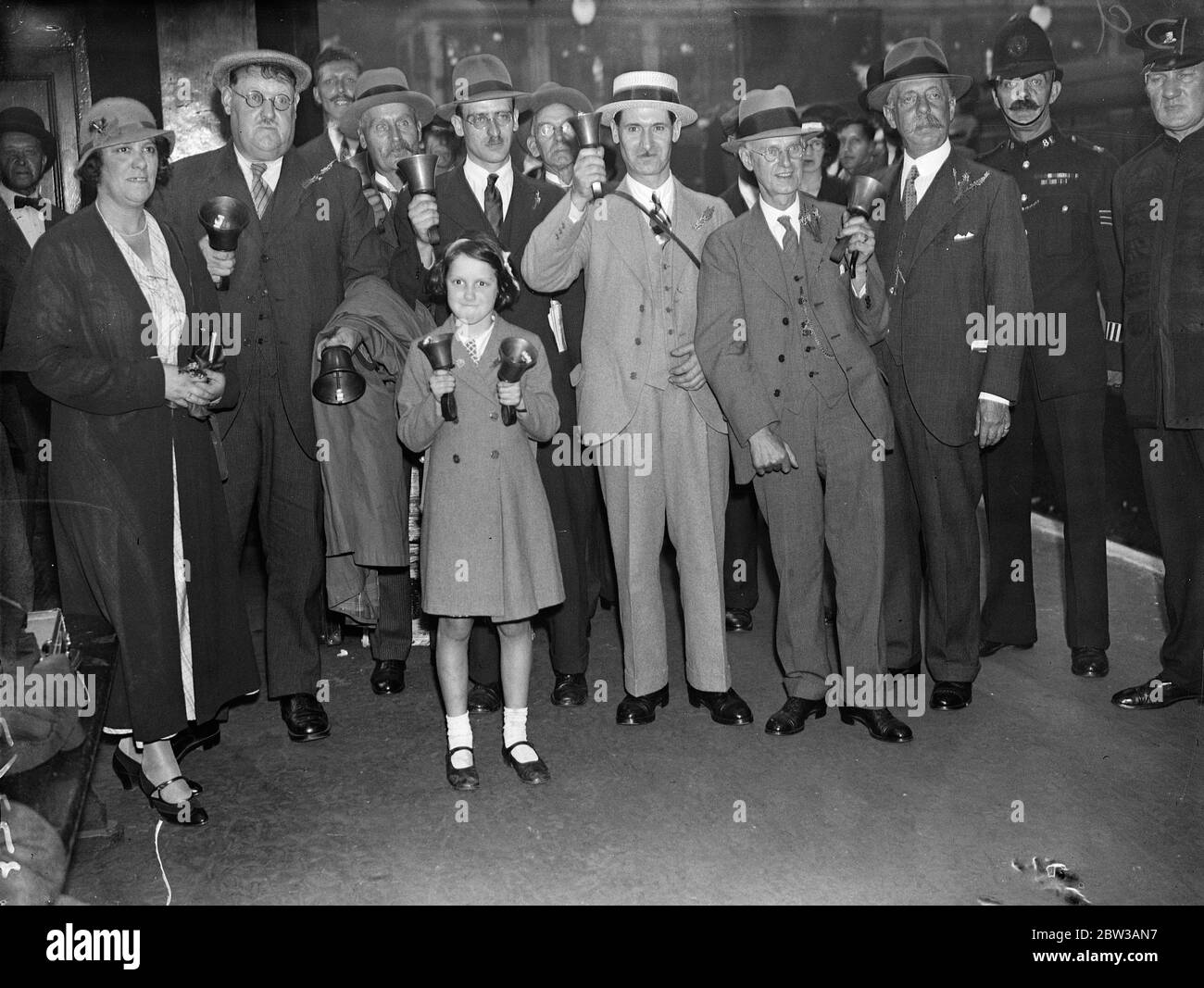 Enid Richarson 10 ans , l'un des plus jeunes sonnettes du monde à Melbourne à sonner des cloches du centenaire . Photos Enid Richardson et autres sonneries à la gare de Liverpool Street . 14 septembre 1934 Banque D'Images