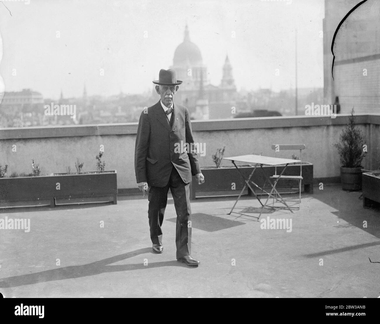 Le trotter américain de 76 ans arrive à Londres lors du quinzième voyage autour du monde . M. Julius Brittlebank photographié à Londres . 15 septembre 1934 Banque D'Images