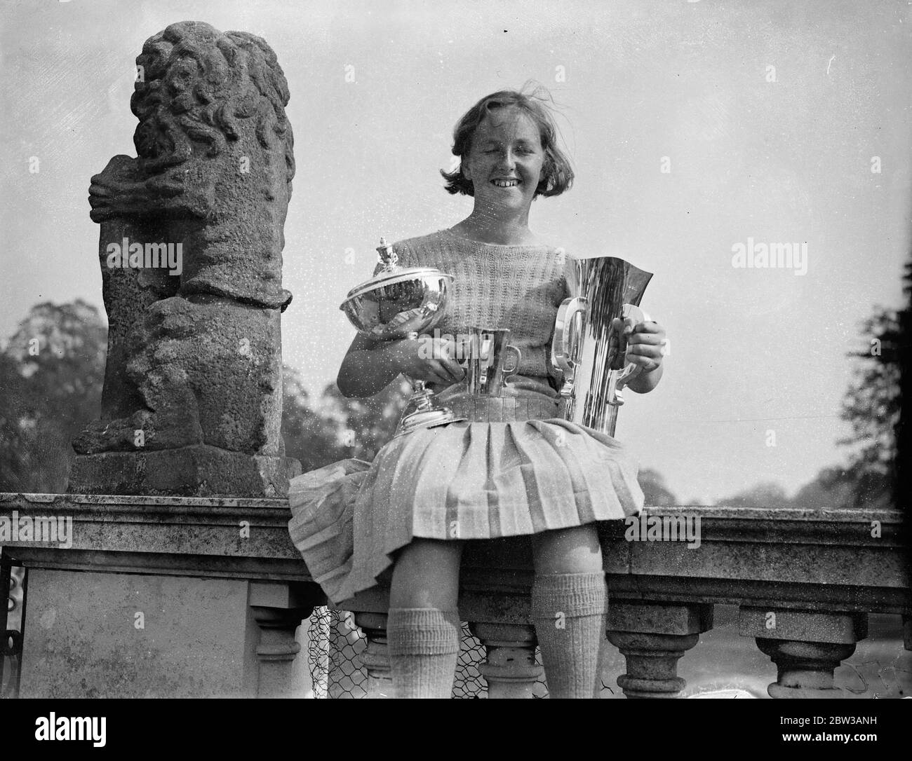 une fille de 13 ans remporte des championnats de golf . Little Nancy Jupp 13 ans Wonder Girl golfeur champion avec ses tasses . 14 septembre 1934 Banque D'Images