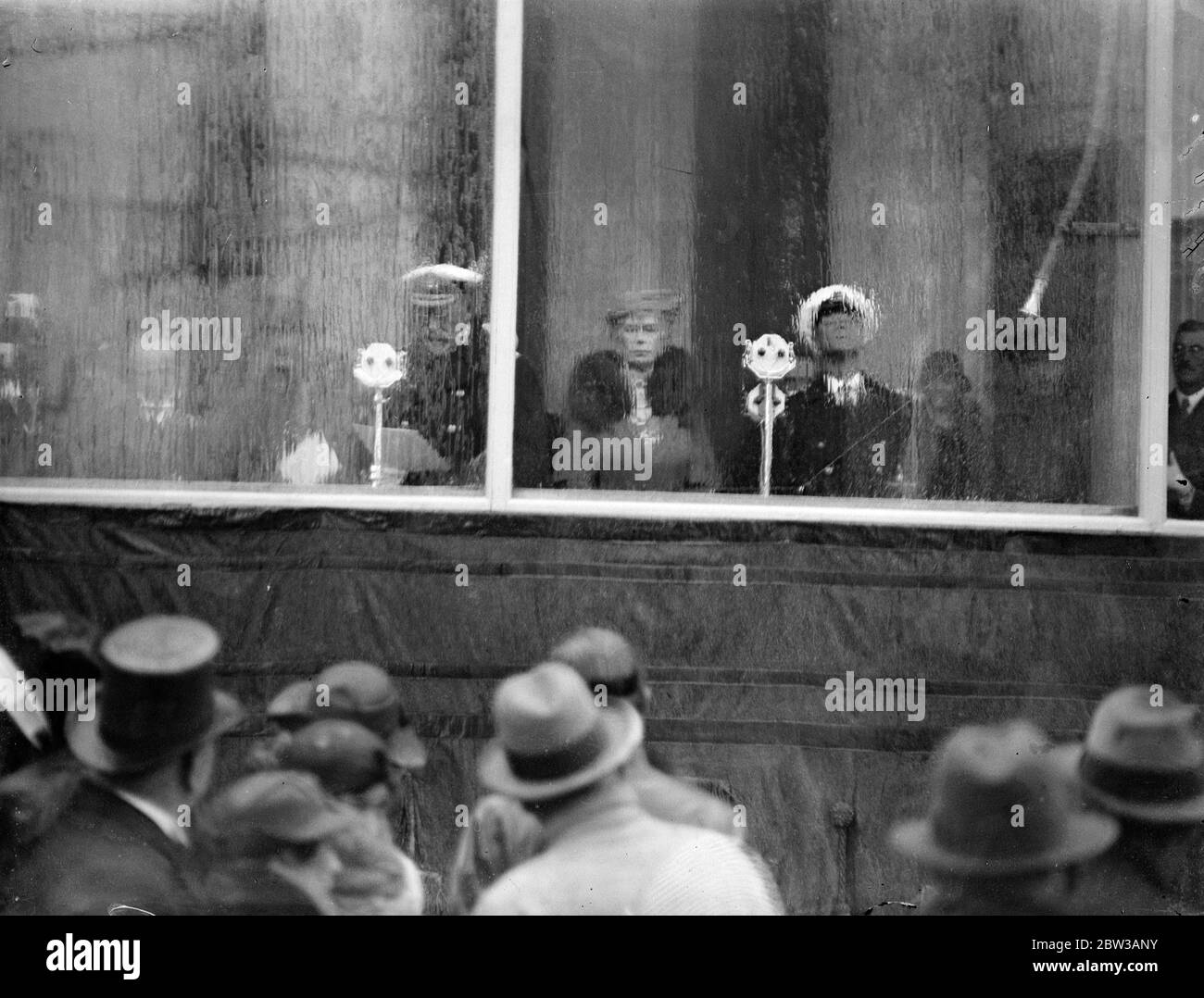 Le Roi , la Reine et le Prince de Galles au lancement du plus grand paquebot du monde, la Reine Mary , à la Clydebank . La photo montre la Reine parlant dans le microphone comme elle a lancé le liner . Avec elle est le Roi . 26 septembre 1934 Banque D'Images