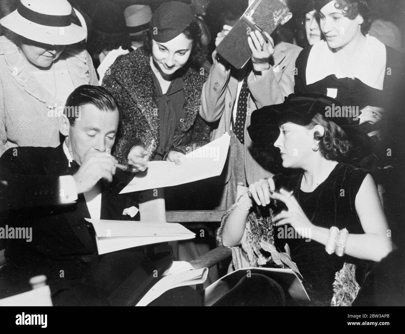Gloria Swanson et Herbert Marshall à la première de la production de Max Reinhardt ' A Midsummer Night ' s Dream ' à Hollywood . Les chasseurs Autograph peuvent être vus en arrière-plan . 27 septembre 1934 Banque D'Images