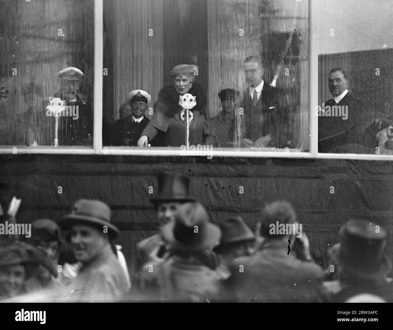 Le Roi , la Reine et le Prince de Galles au lancement du plus grand paquebot du monde, la Reine Mary , à la Clydebank . La photo montre la Reine parlant dans le microphone comme elle a lancé le liner . Avec elle est le Roi . 26 septembre 1934 Banque D'Images
