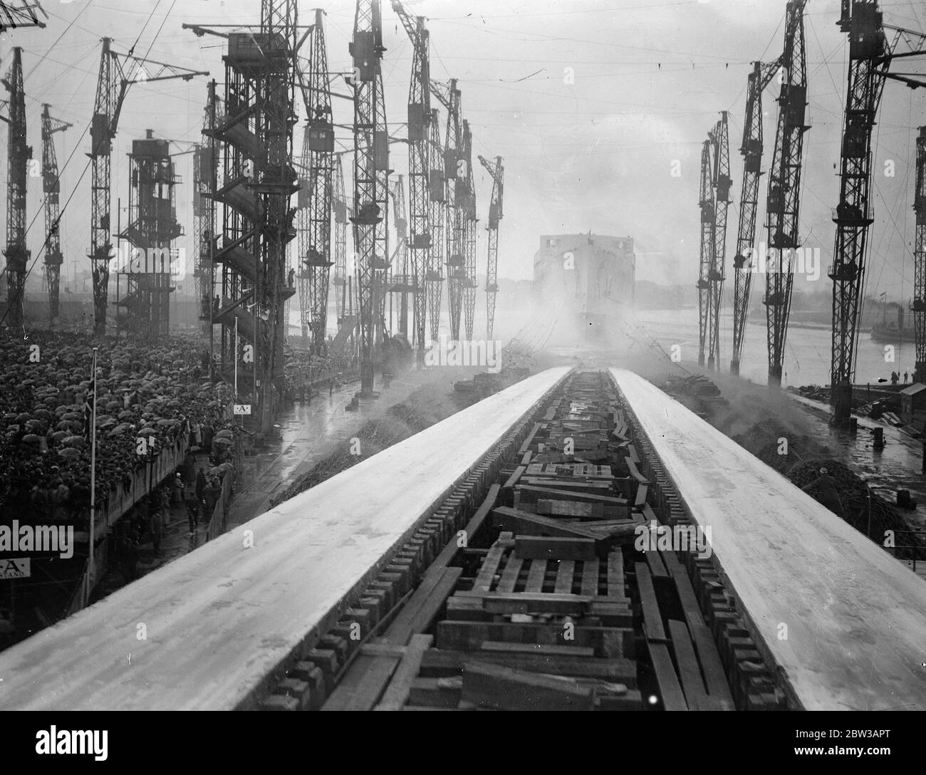 La foule au lancement du RMS Queen Mary du chantier naval John Brown & Company Shipbuilding and Engineering de Clydebank . 26 septembre 1934 Banque D'Images