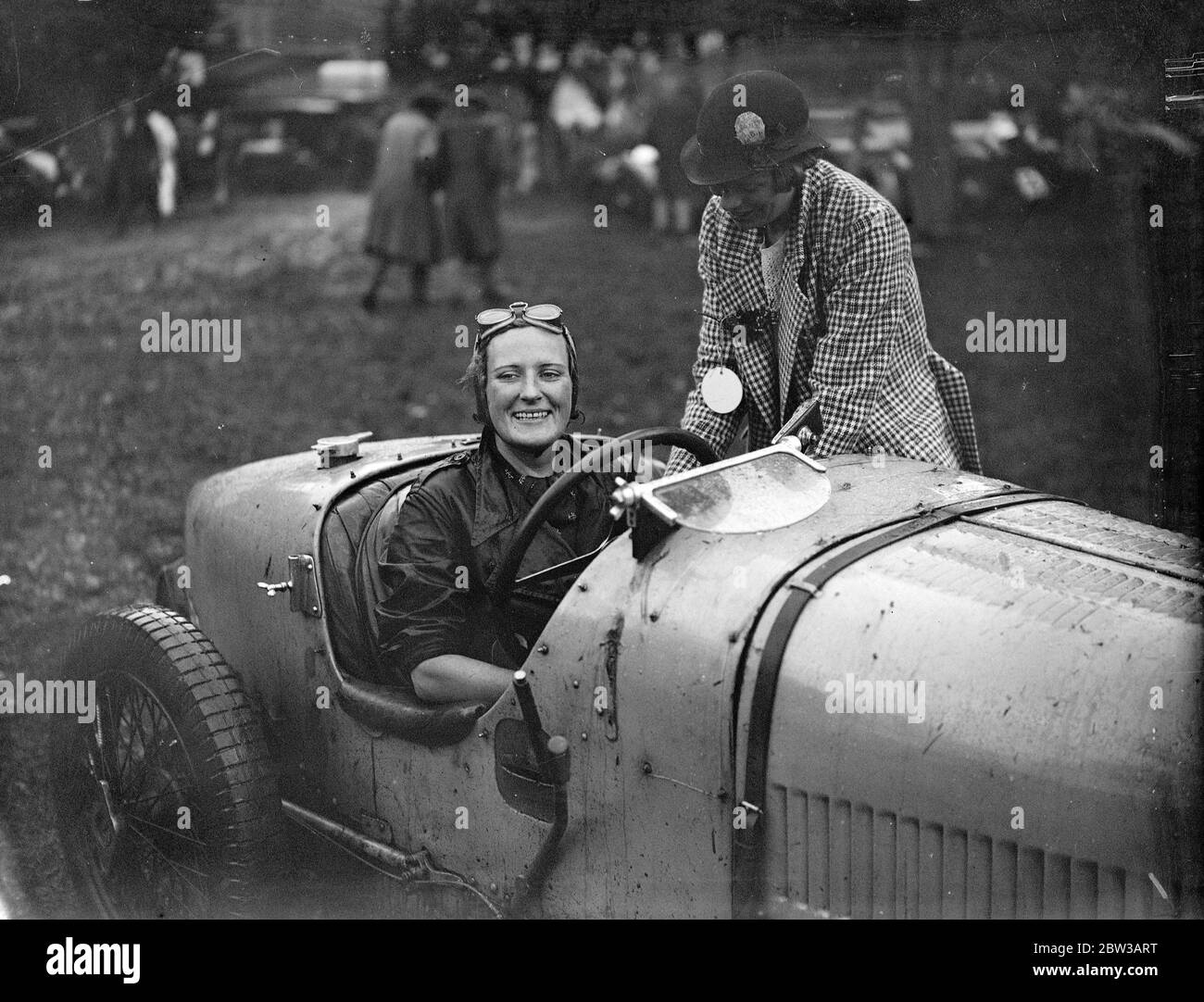 Une femme automobile Mme J Houldsworth conduit la voiture de son mari mort à Shelsley Walsh Hill Climb . 29 septembre 1934 Banque D'Images