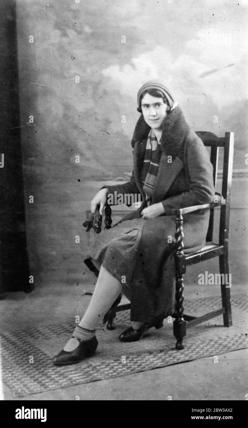 La police recherche une fille de 17 ans manquante Dorothy Budrey . La photo la montre en position assise 2 octobre 1934 Banque D'Images