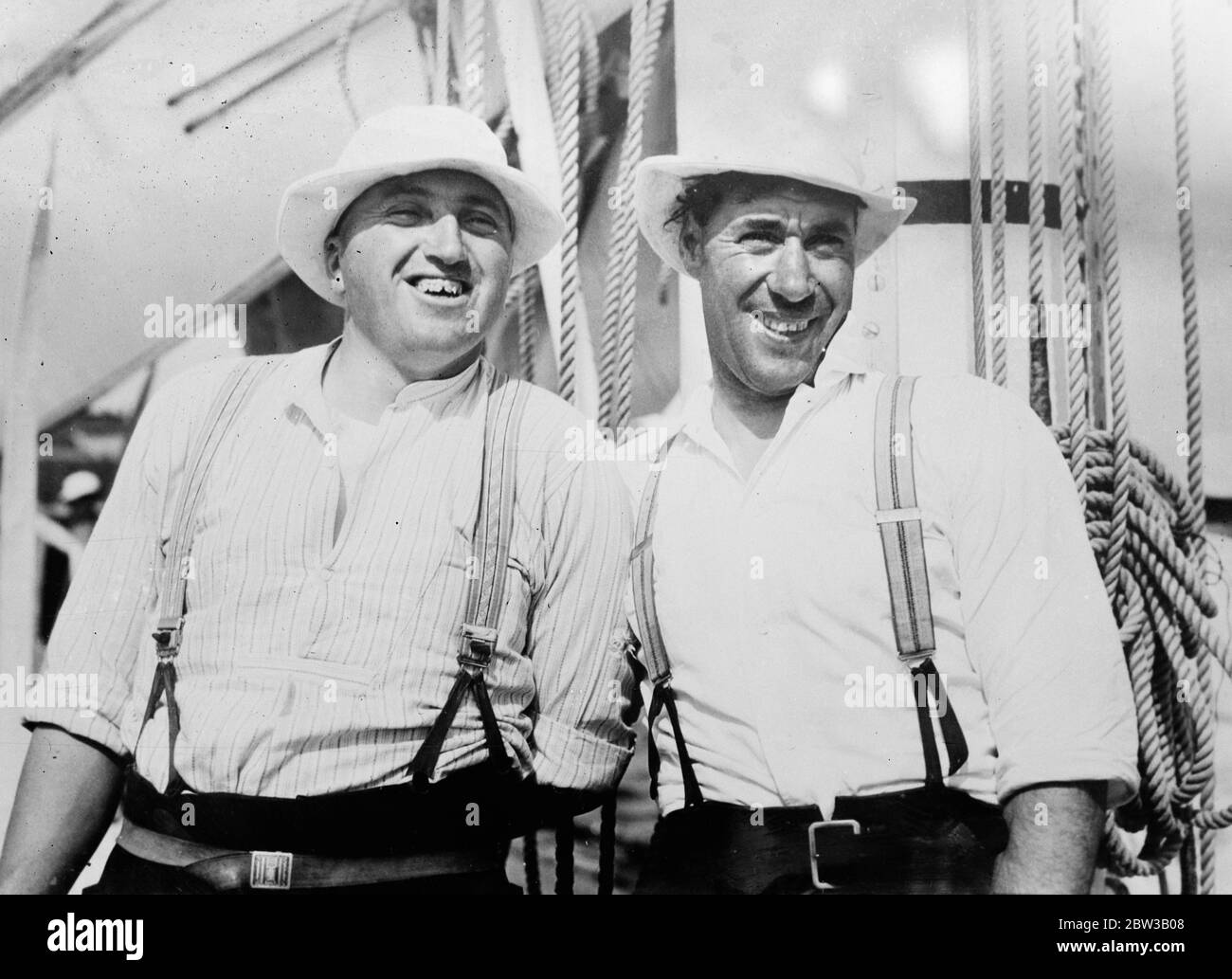 Deux membres de l'équipage de Endeavour . Octobre 1934 Banque D'Images
