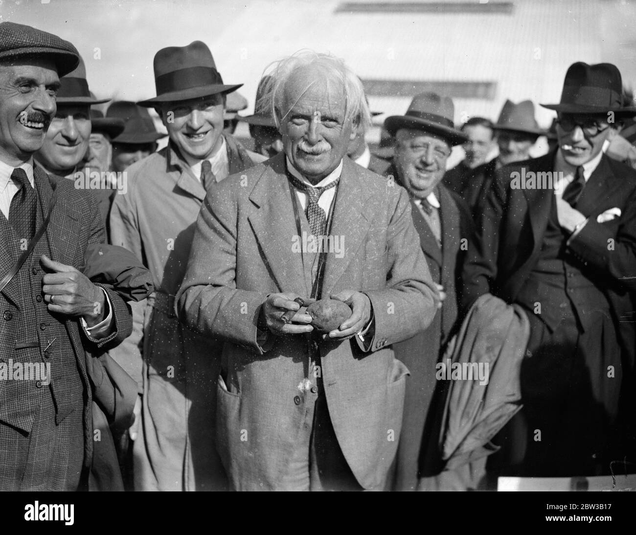 M. David Lloyd George , ancien premier ministre de la guerre et maintenant gentleman Farmer , est montré en train de dijouer une partie de sa culture de pommes de terre dans sa ferme de Churt , Surrey . 4 octobre 1934 Banque D'Images