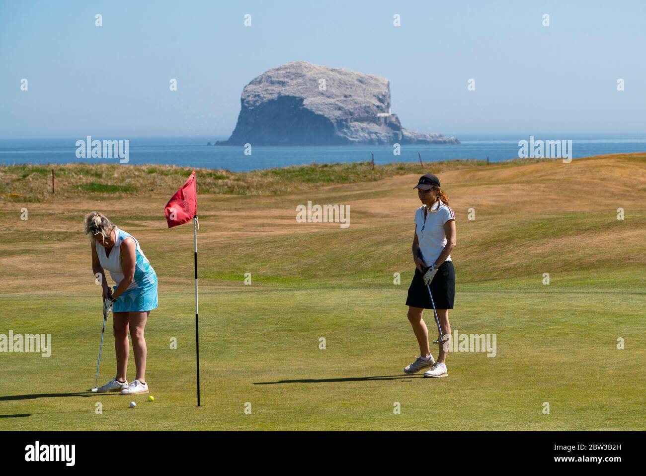 North Berwick, Écosse, Royaume-Uni. 29 mai 2020. Joueurs de golf jouant au Glen Golf Club à North Berwick. Avec Bass Rock, un décor spectaculaire. Le temps ensoleillé et la détente des règles de verrouillage du covid-19 en Écosse permettent de jouer au golf. Le nombre de joueurs est limité à deux par match. Iain Masterton/Alay Live News Banque D'Images