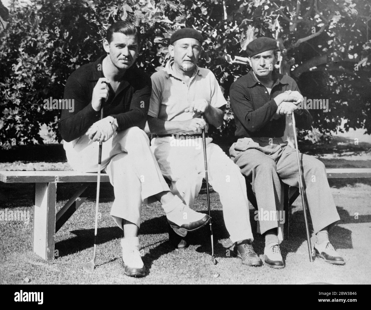 Les stars américaines du cinéma , Clark Gable , chef de Fox , Joe Schneck et Douglas Fairbanks , jouant au golf à Catalina Island , Californie . 5 octobre 1934 . Banque D'Images