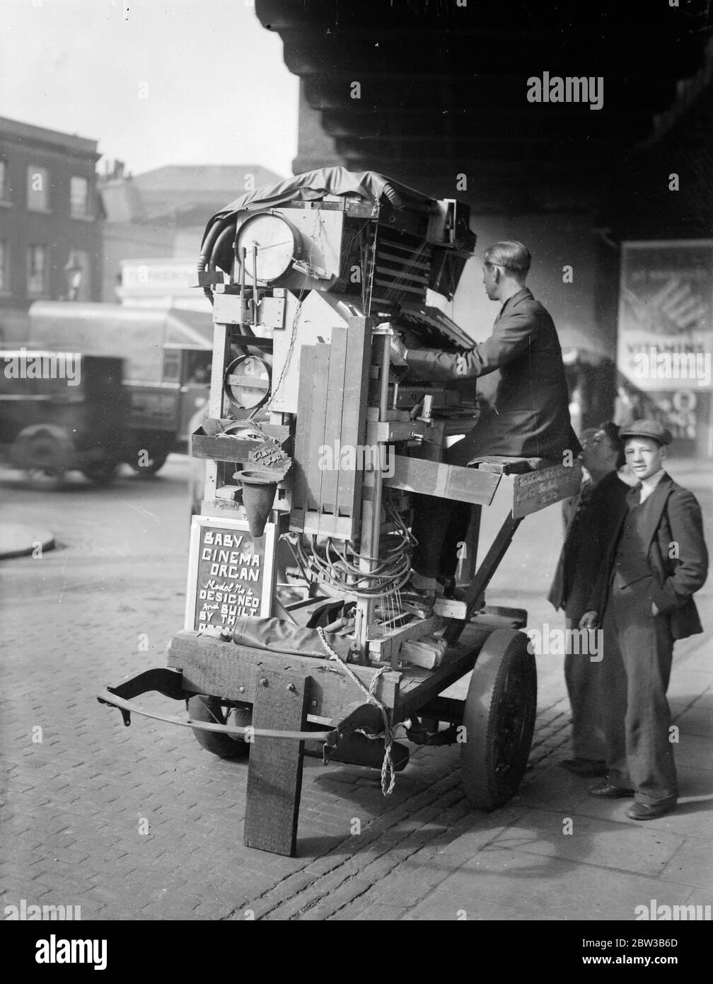 Orgue de cinéma miniature , fait de chance et de fin , jouant à Waterloo , Londres . 9 octobre 1934 . Banque D'Images