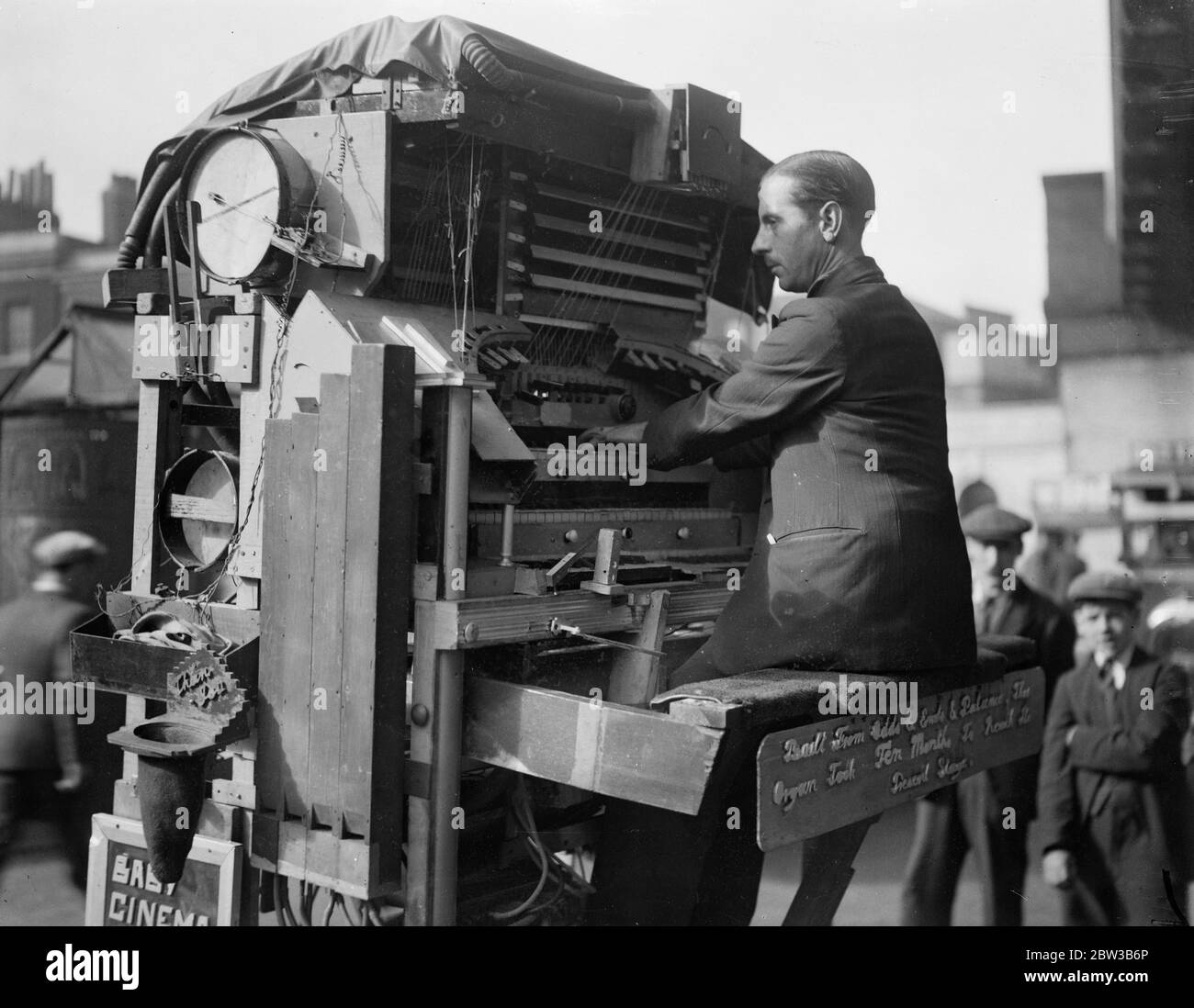 Orgue de cinéma miniature , fait de chance et de fin , jouant à Waterloo , Londres . 9 octobre 1934 . Banque D'Images