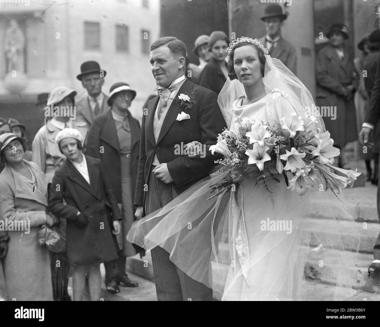 La fille du juge se déversa - Mlle Thomas épouse M. F Hole . 6 octobre 1934 . Banque D'Images