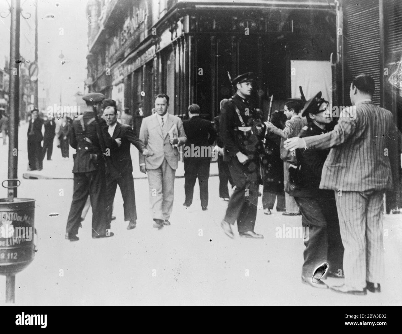 Police armée recherchant des piétons à Madrid , Espagne . 9 octobre 1934 . Banque D'Images