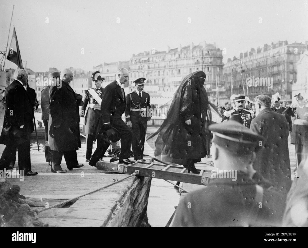 La reine Marie de Yougoslavie et le président Lebrun de France voient le corps du roi sur un croiseur dans le cadre du rapatriement . 11 octobre 1934 . Banque D'Images