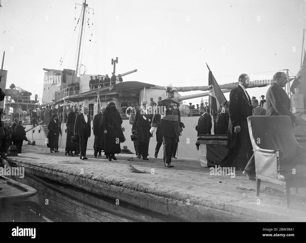 La reine Marie de Yougoslavie et le président Lebrun de France voient le corps du roi sur un croiseur dans le cadre du rapatriement . 11 octobre 1934 . Banque D'Images