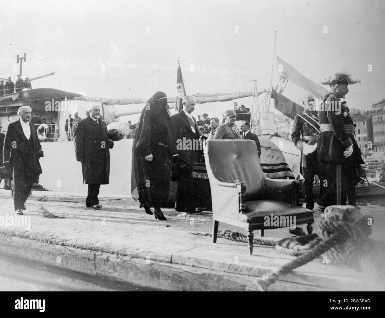 La reine Marie de Yougoslavie et le président Lebrun de France voient le corps du roi sur un croiseur dans le cadre du rapatriement . 11 octobre 1934 . Banque D'Images