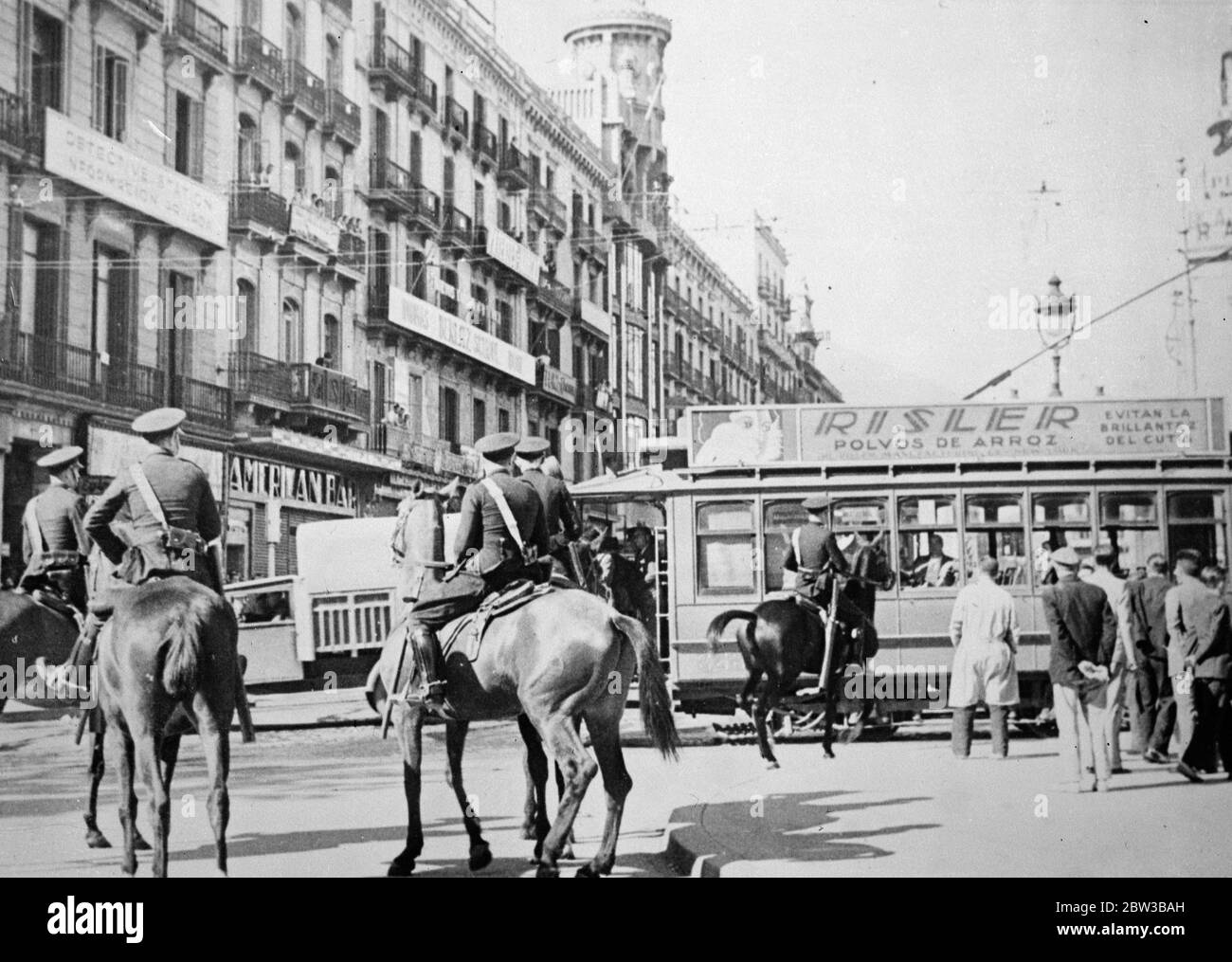 La garde civile dispersant une foule de grévistes à Barcelone , Espagne , pendant la grève des mineurs des Asturies . 11 octobre 1934 . Banque D'Images