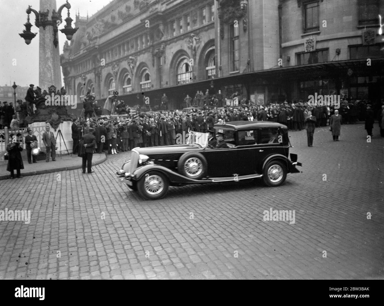La reine Maria de Yougoslavie arrive à Paris après son assassinat de huband . La Présidente Lebrun de France la rencontre sous garde de police . 11 octobre 1934 . Banque D'Images