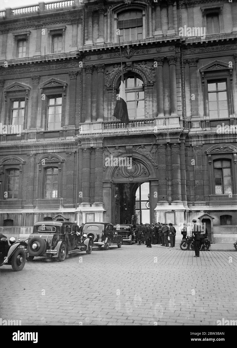 Le Président français Albert Lebrun , vient voir les corps du roi Alexandre Ier de Yougoslavie assassiné et du ministre français des Affaires étrangères Louis Barthou , à Marseille . Octobre 1934 . Banque D'Images