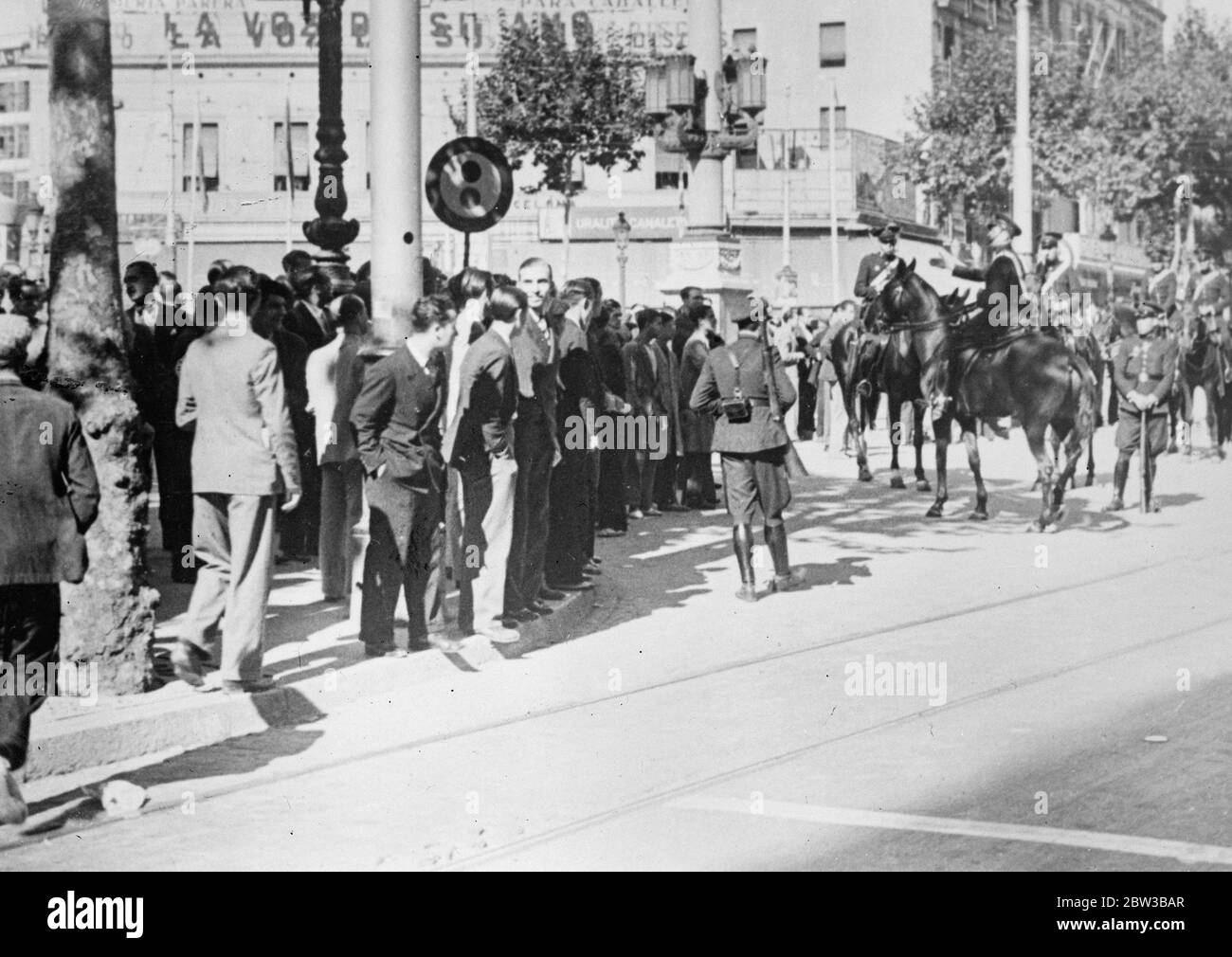 La garde civile dispersant une foule de grévistes à Barcelone , Espagne , pendant la grève des mineurs des Asturies . 11 octobre 1934 . Banque D'Images