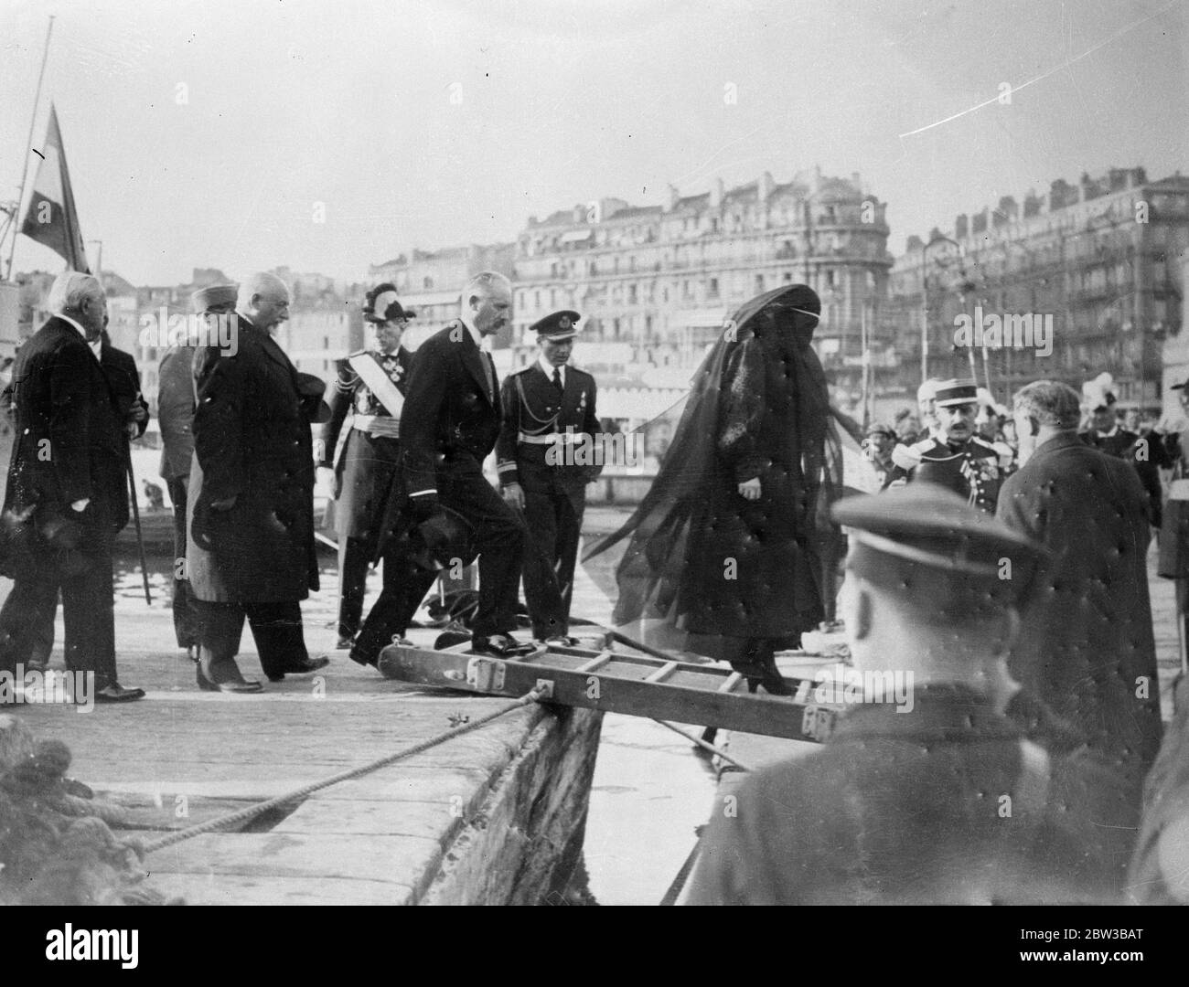 La reine Marie de Yougoslavie et le président Lebrun de France voient le corps du roi sur un croiseur dans le cadre du rapatriement . 11 octobre 1934 . Banque D'Images