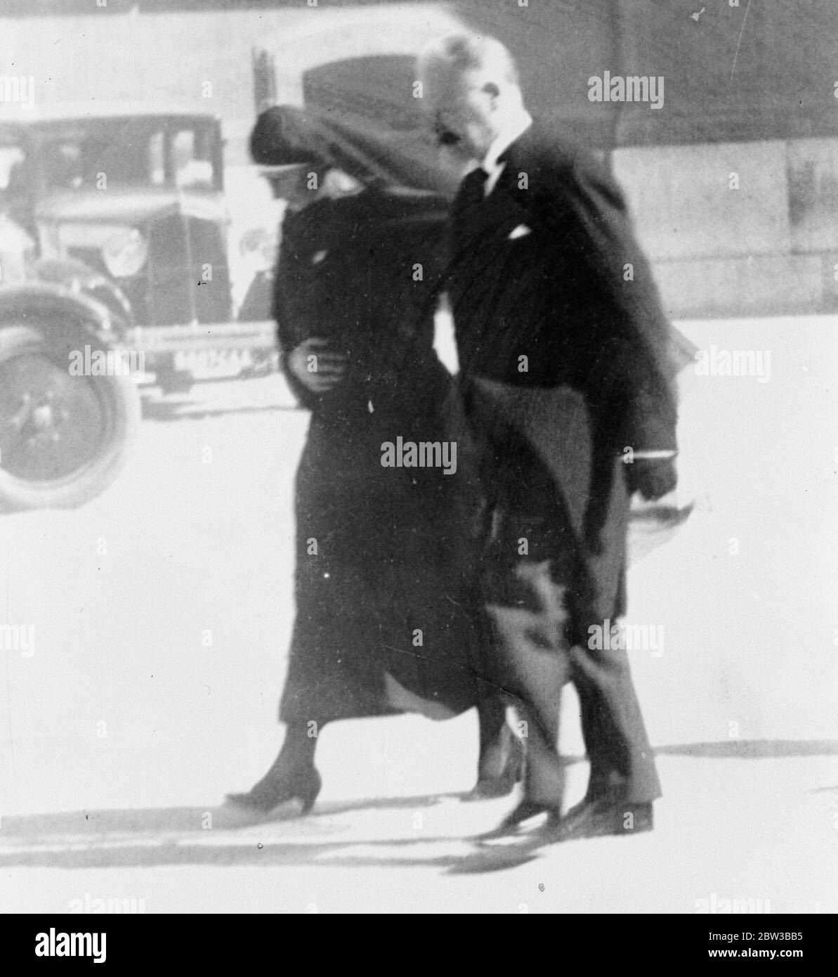 Le président français Albert Lebrun avec la reine Marie de Yougoslavie suite à l’assassinat de son mari . 11 octobre 1934 . Banque D'Images