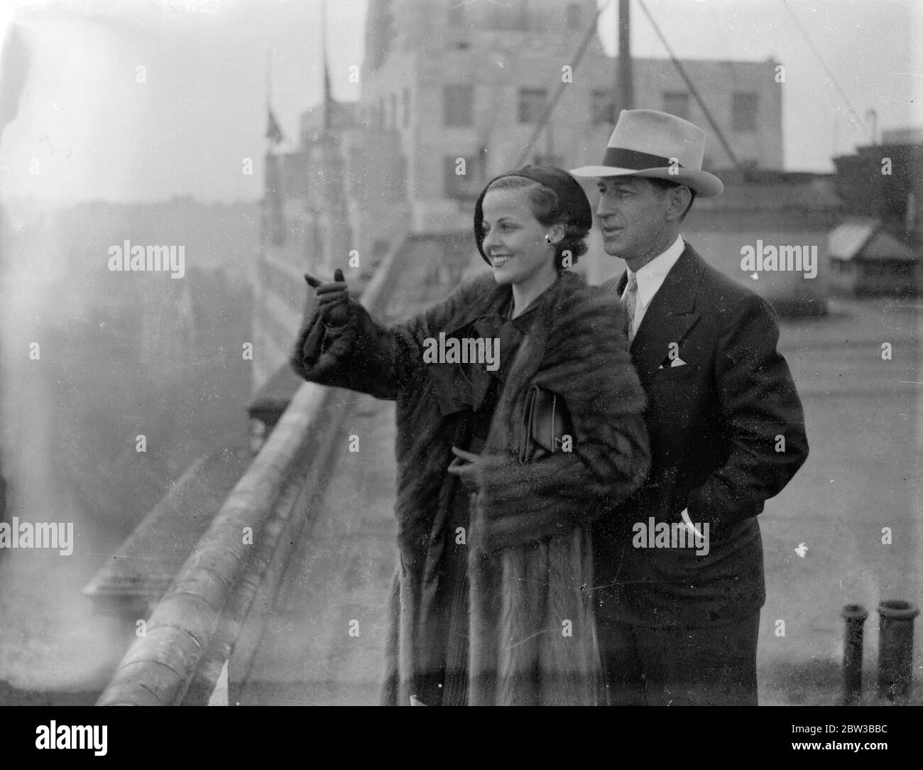 Barbara Kent , la star du cinéma , et Harry Edington , l'agent d'affaires de Hollywood , arrivent à Londres . 12 octobre 1934 Banque D'Images
