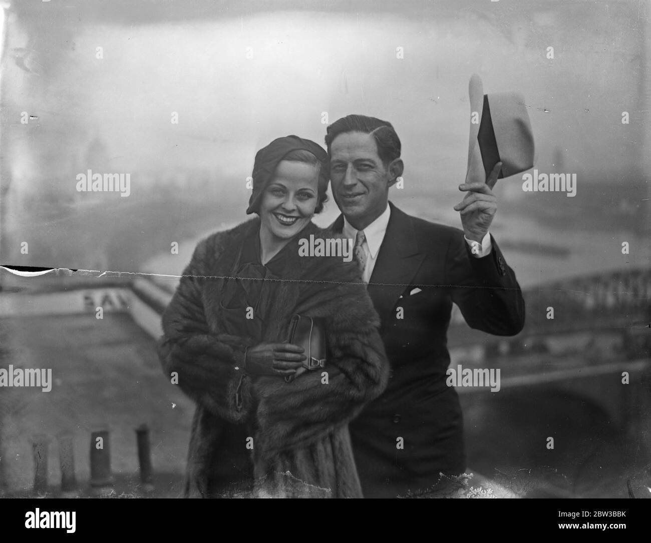 Barbara Kent , la star du cinéma , et Harry Edington , l'agent d'affaires de Hollywood , arrivent à Londres . 12 octobre 1934 Banque D'Images