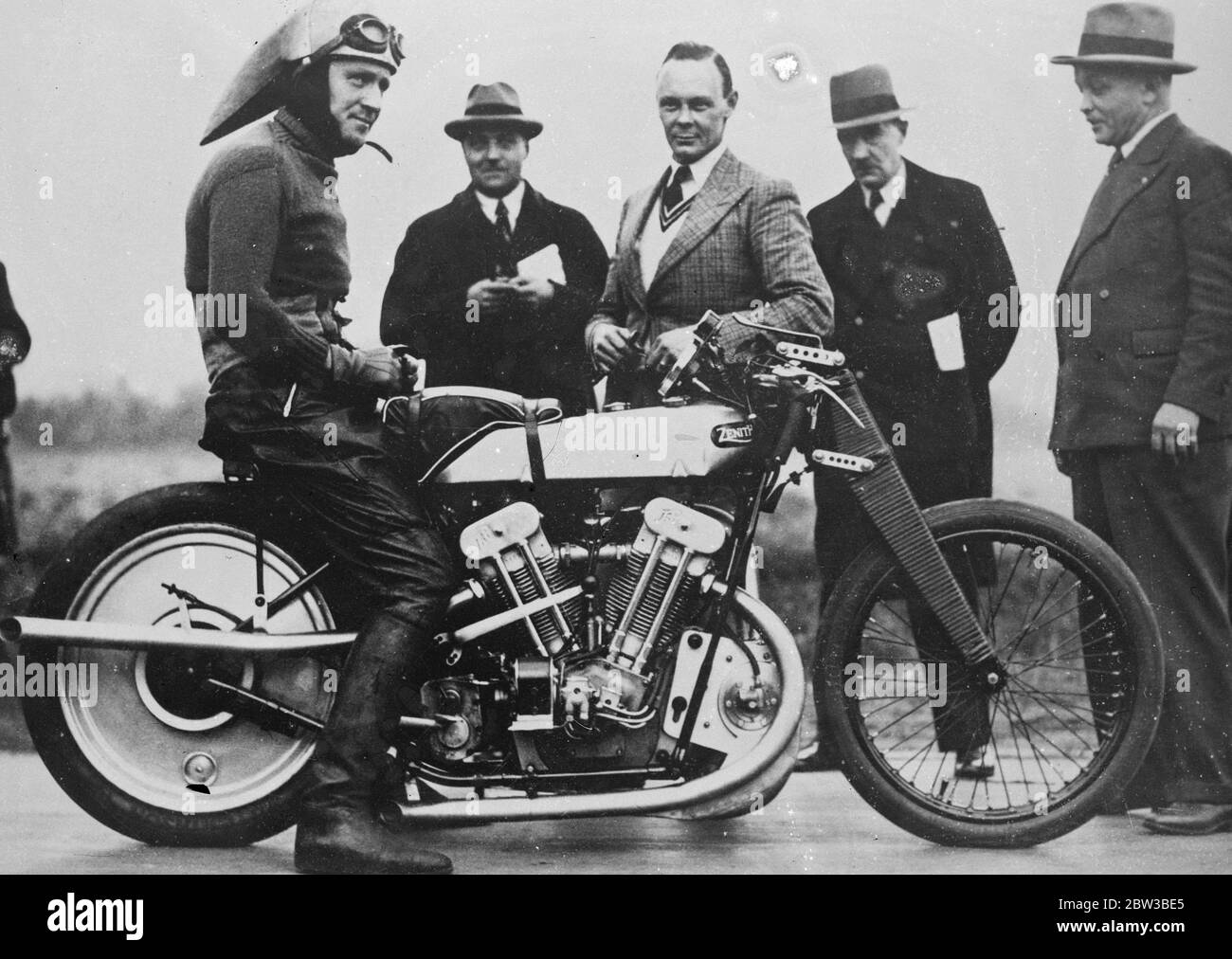 M. Atkins , le motocycliste anglais , qui tente de battre le record mondial de vitesse terrestre . 13 octobre 1934 Banque D'Images