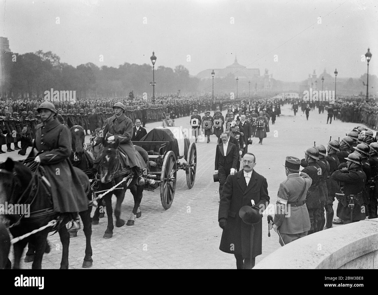 Drapeau couvert cercueil sur une charriot portant le corps du feu ministre français des Affaires étrangères , Louis Barthou , à ses funérailles à Paris . Il a été tué par balle et blessé mortellement dans la tentative d'assassinat qui a pris la vie du roi Alexandre de Yougoslavie. 14 octobre 1934 Banque D'Images