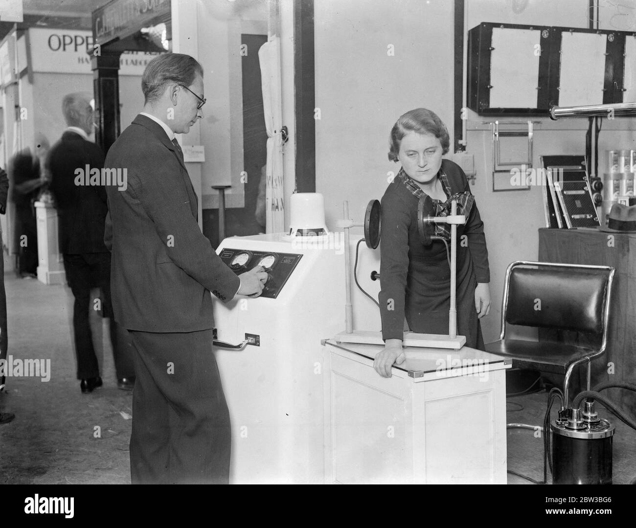 Appareils électriques de thérapie à ondes courtes à l'exposition médicale . Octobre 1934 Banque D'Images