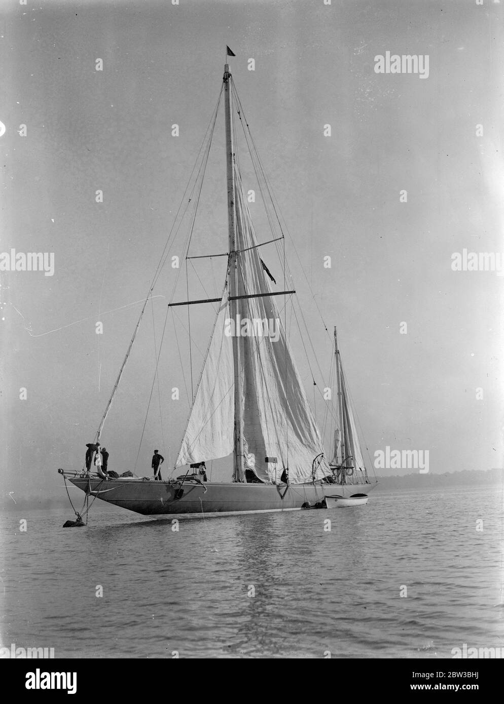 Endeavour est un yacht de 130 pieds, J-classe construit pour la coupe de l'Amérique 1934 par Camper et Nicholson à Gosport . Ici il arrive à Southampton , Hampshire , Angleterre. Octobre 1934 Banque D'Images