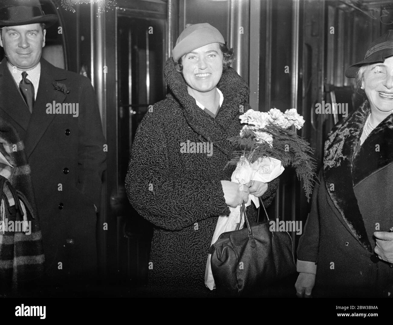 Lotte Lehmann , Prima donna allemande , à la gare Victoria , Londres . 24 octobre 1934 Banque D'Images