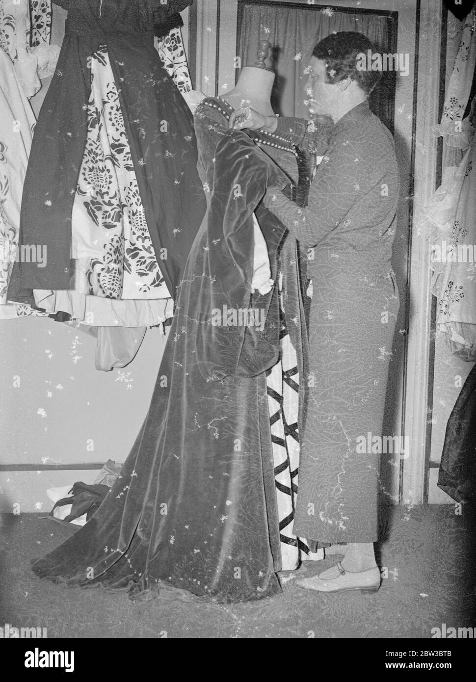 Mlle Maisie Marshall , costumière théâtrale , avec une de ses créations . 22 octobre 1934 Banque D'Images