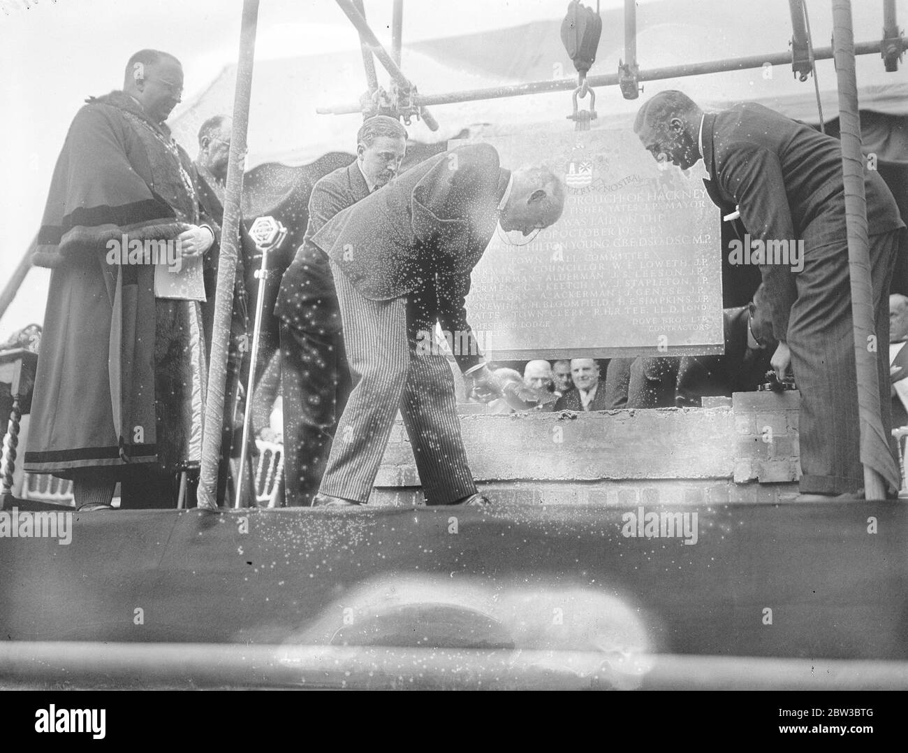 Hilton Young , le ministre britannique de la Santé , pose la pierre de fondation du nouvel hôtel de ville de Hackney . 22 octobre 1934 Banque D'Images