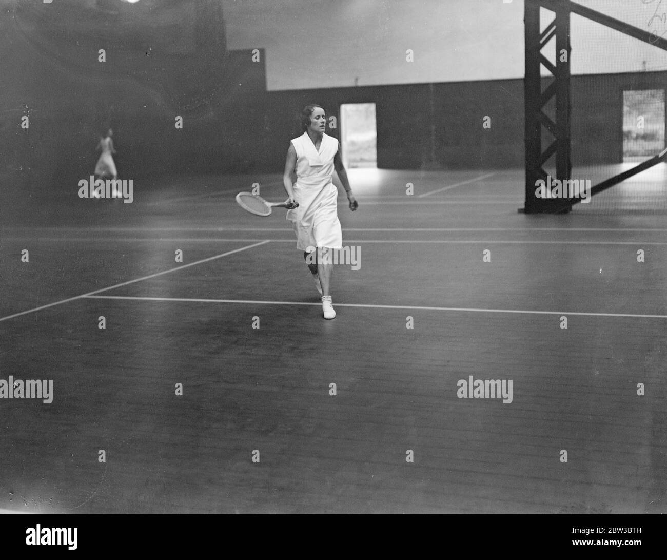 Mlle Chuter bat Mlle Rilev dans le tournoi de Dulwich Covered court à Londres . 24 octobre 1934 Banque D'Images