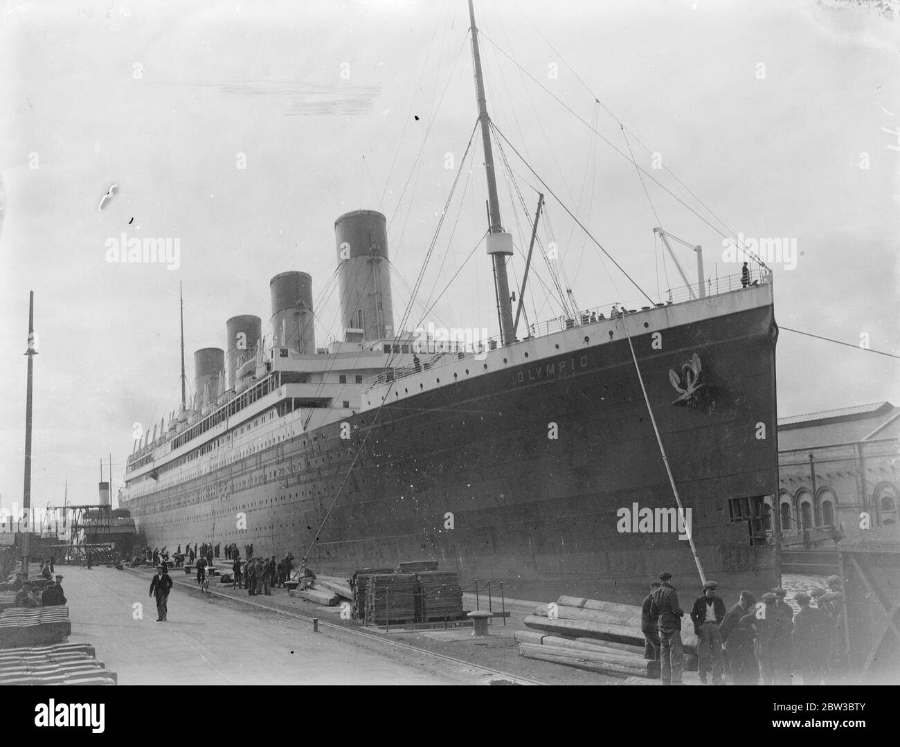 Le paquebot olympique va dans un quai sec . 24 octobre 1934 Banque D'Images