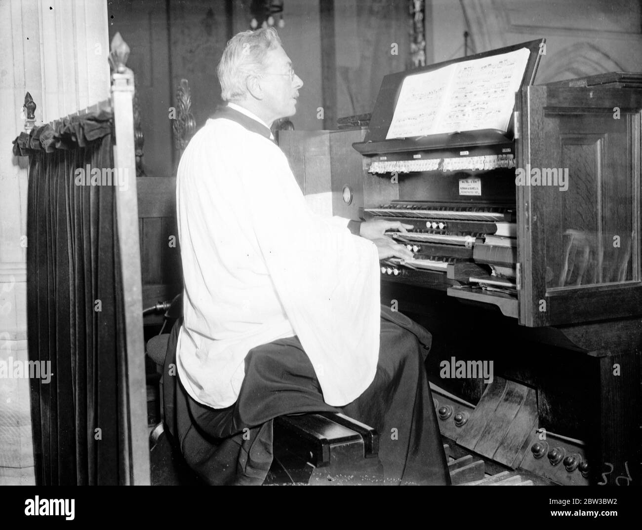 M. Thomas Rimmer à son orgue à l'église Hendon , Londres . 25 octobre 1934 Banque D'Images