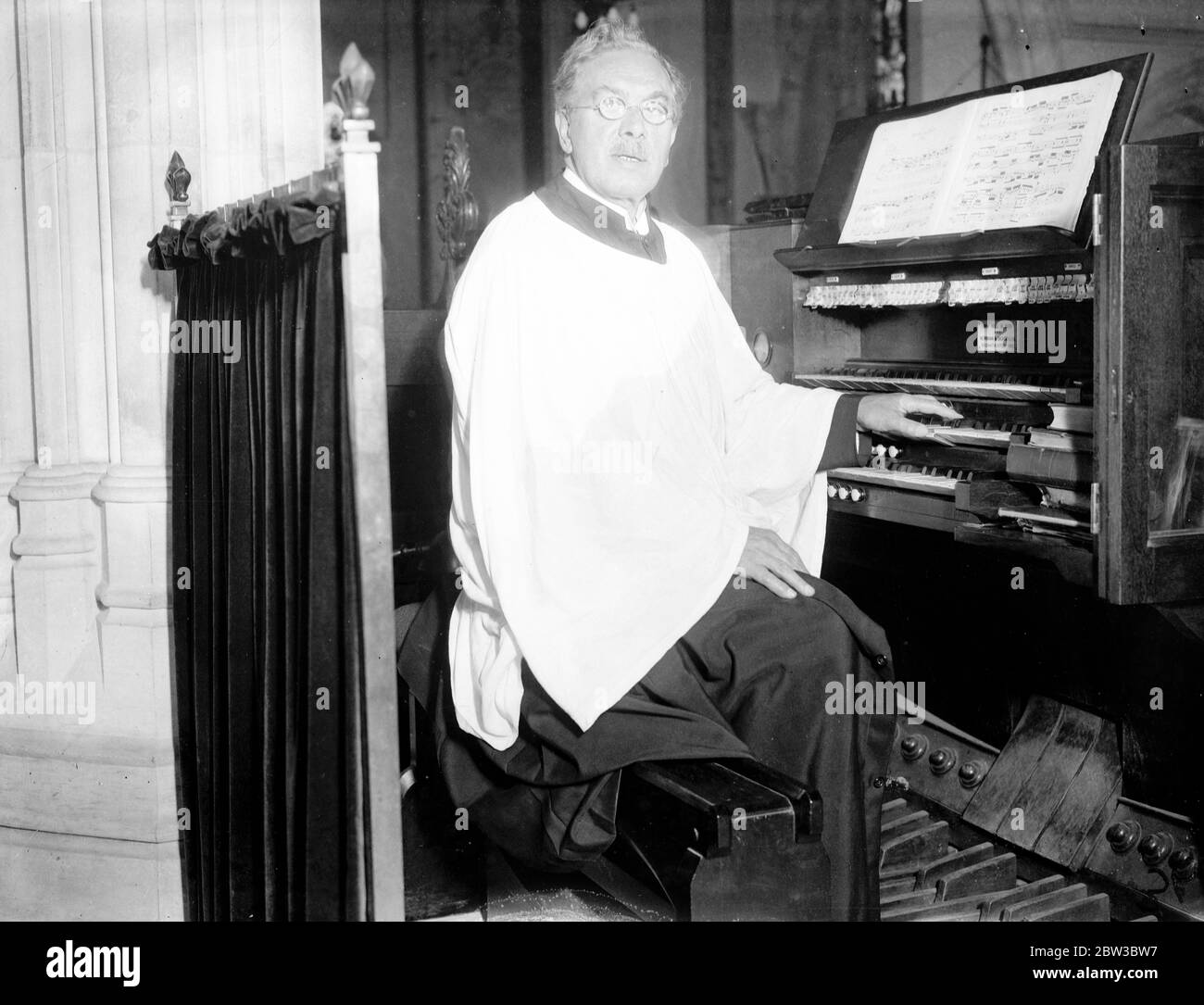 M. Thomas Rimmer à son orgue à l'église Hendon , Londres . 25 octobre 1934 Banque D'Images
